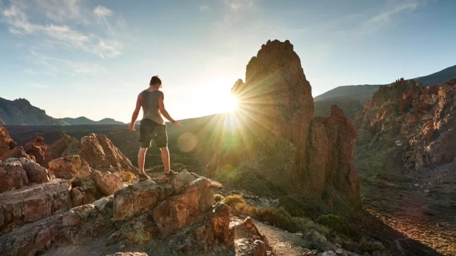 Un joven hace senderismo en el Roque Nublo / HOLA ISLAS CANARIAS