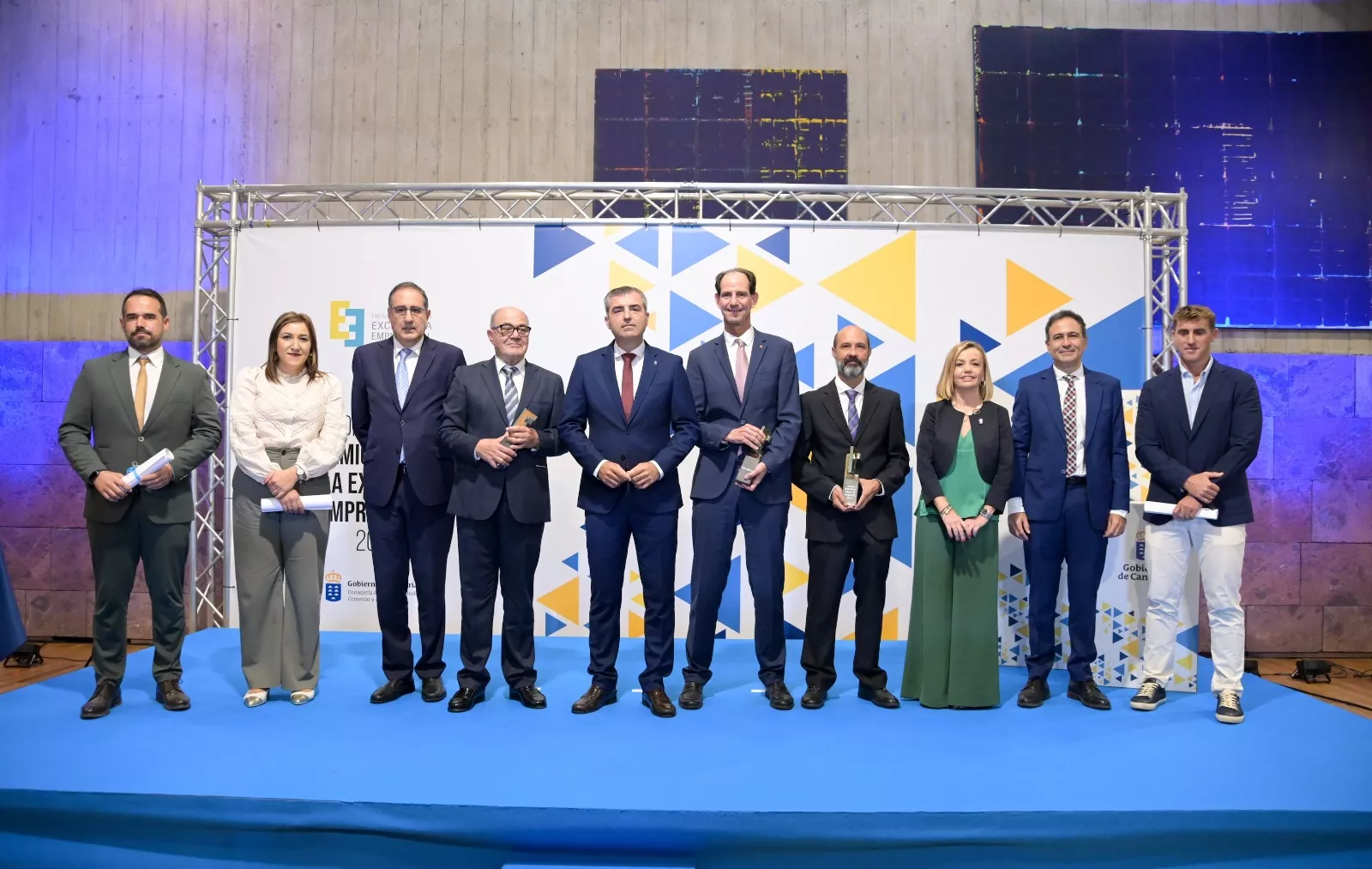 Foto de familia de los premiados en los XIII Premios Canarios a la Excelencia Empresarial / CEDIDA