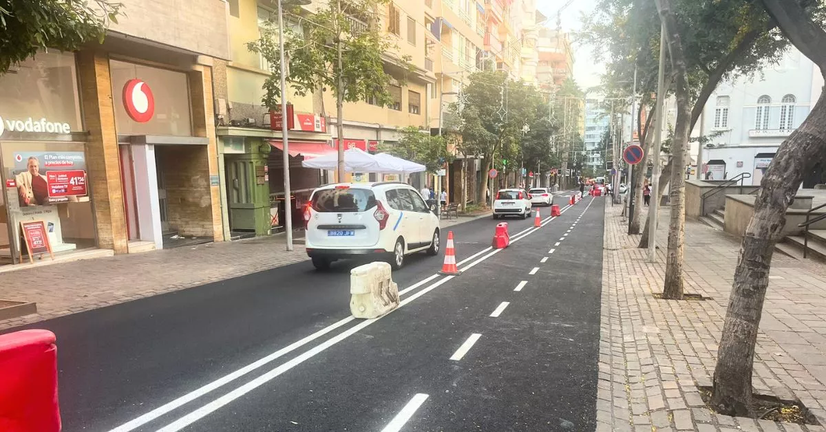 Carril bici en Santa Cruz cerrado / AH / BELA CABRERA