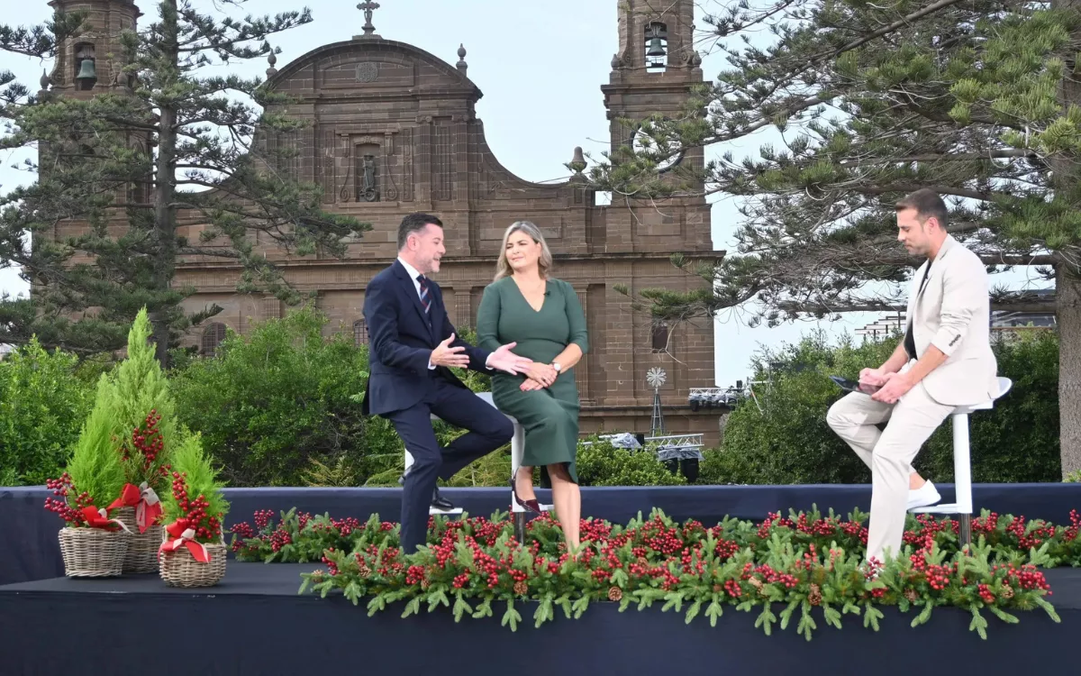 Teodoro Sosa, alcalde de Gáldar, y María Méndez, administradora general de Radio Televisión Canaria, anunciaron este jueves que el municipio protagonizará las campanadas de Fin de Año en el canal público. / RTVC