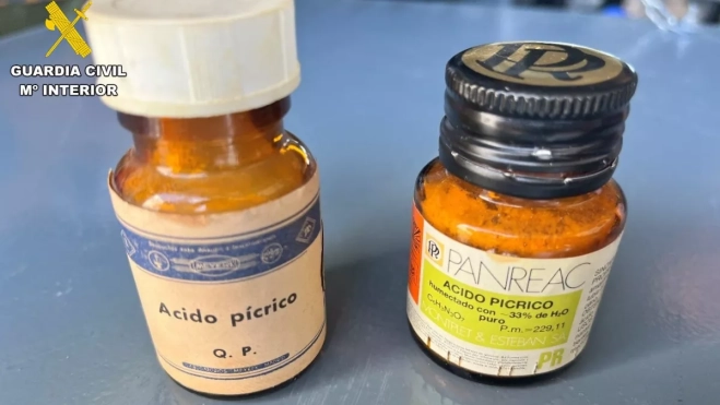 En la imagen, los dos botes de ácido pícrico retirados en el IES Teror. / AH En la imagen, los dos botes de ácido pícrico retirados en el IES Teror. / AH