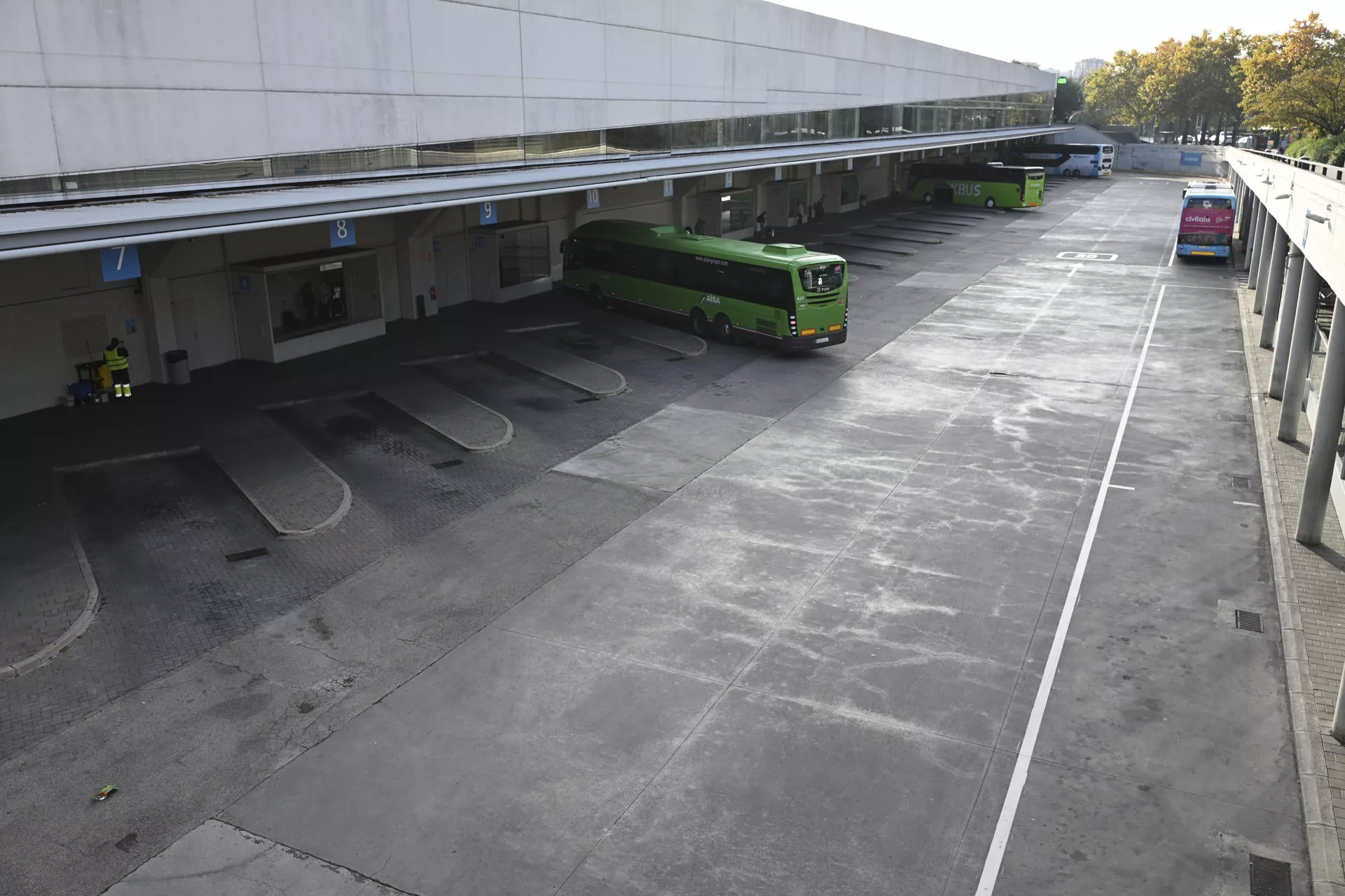 Huelga del transporte en Canarias: CCOO celebra el seguimiento en Gran Canaria, Tenerife y Lanzarote. En la imagen, una estación de guaguas operando bajo servicios mínimos. / FERNANDO VILLAR-EFE