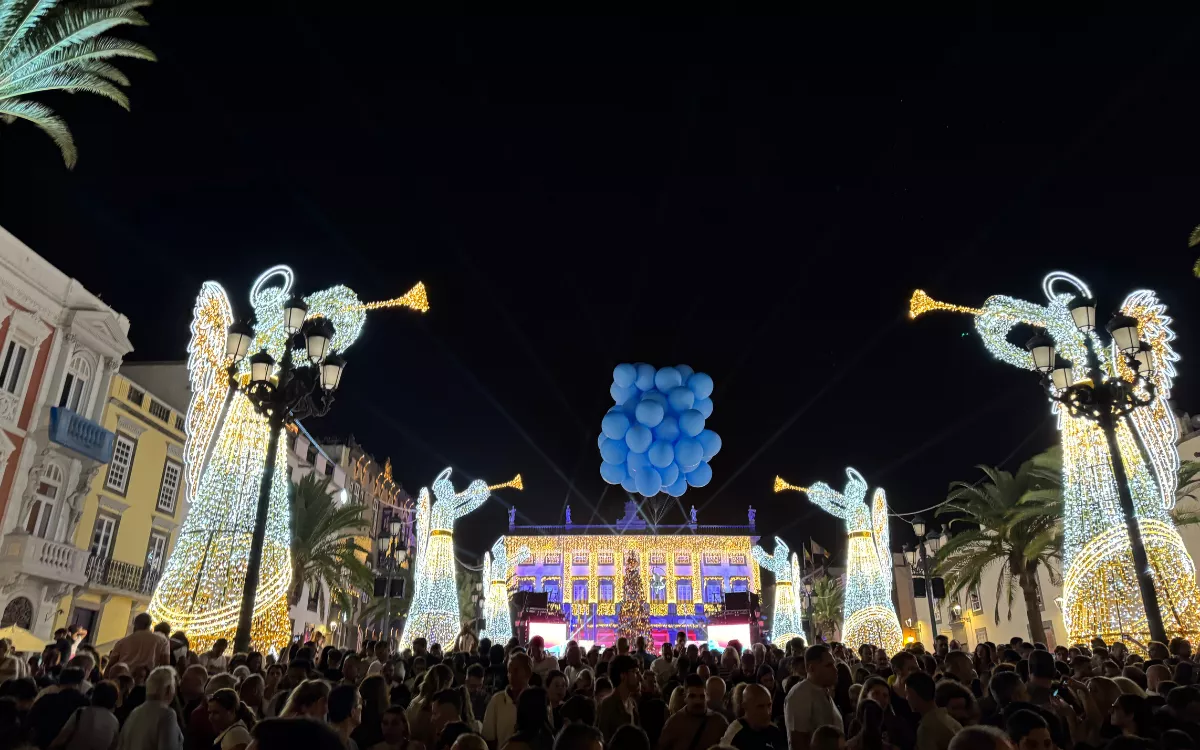 Luces, ángeles gigantes y fuegos: así comienzó la Navidad en Las Palmas de Gran Canaria en 2024. / AH