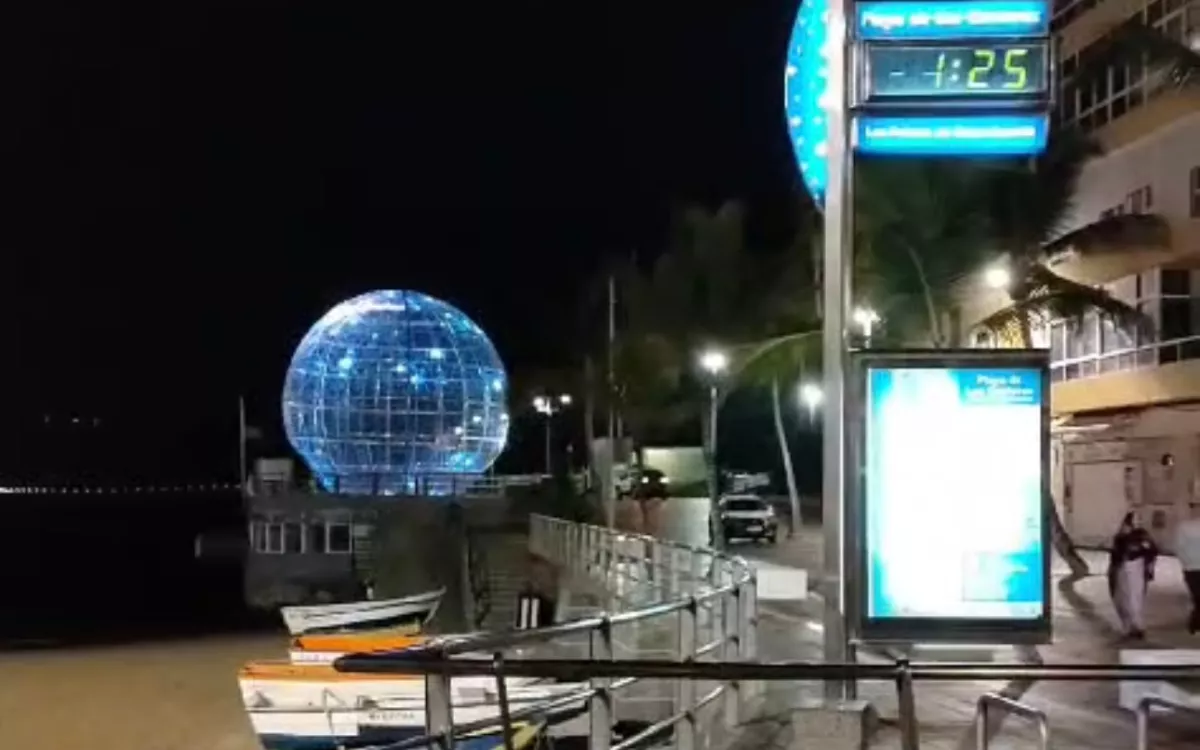 Mariah Carey sin pausa: su canción de Navidad desvela a los vecinos de Las Canteras durante la madrugada por un fallo técnico. / AH