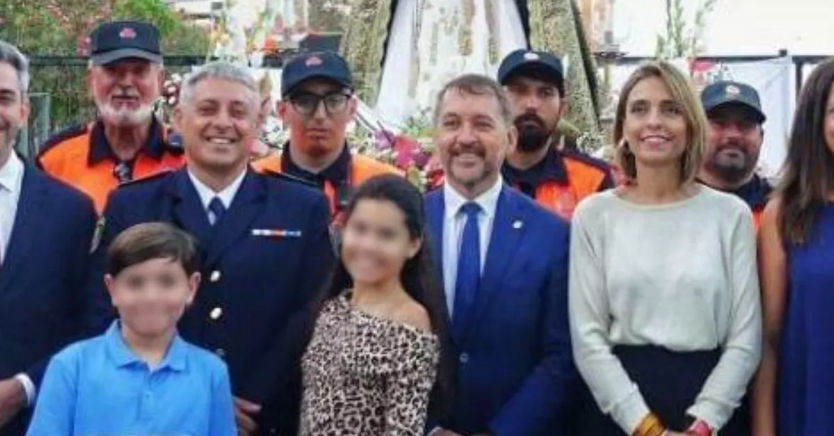 Al frente, de izquierda a derecha, el exjefe de Protección Civil detenido por presuntos abusos sexuales, Santiago Carlos Martín, el alcalde de Santa Cruz, José Manuel Bermúdez, y la concejal de Seguridad, Gladis de León./ SCM