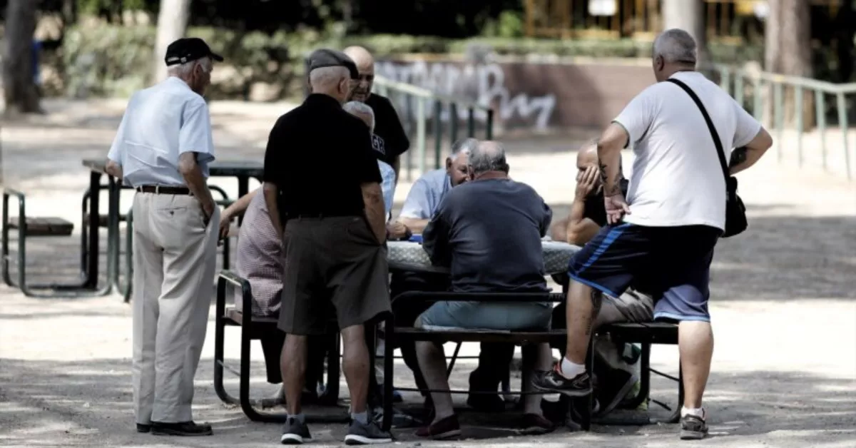 Pensionistas en un parque / EUROPAPRESS