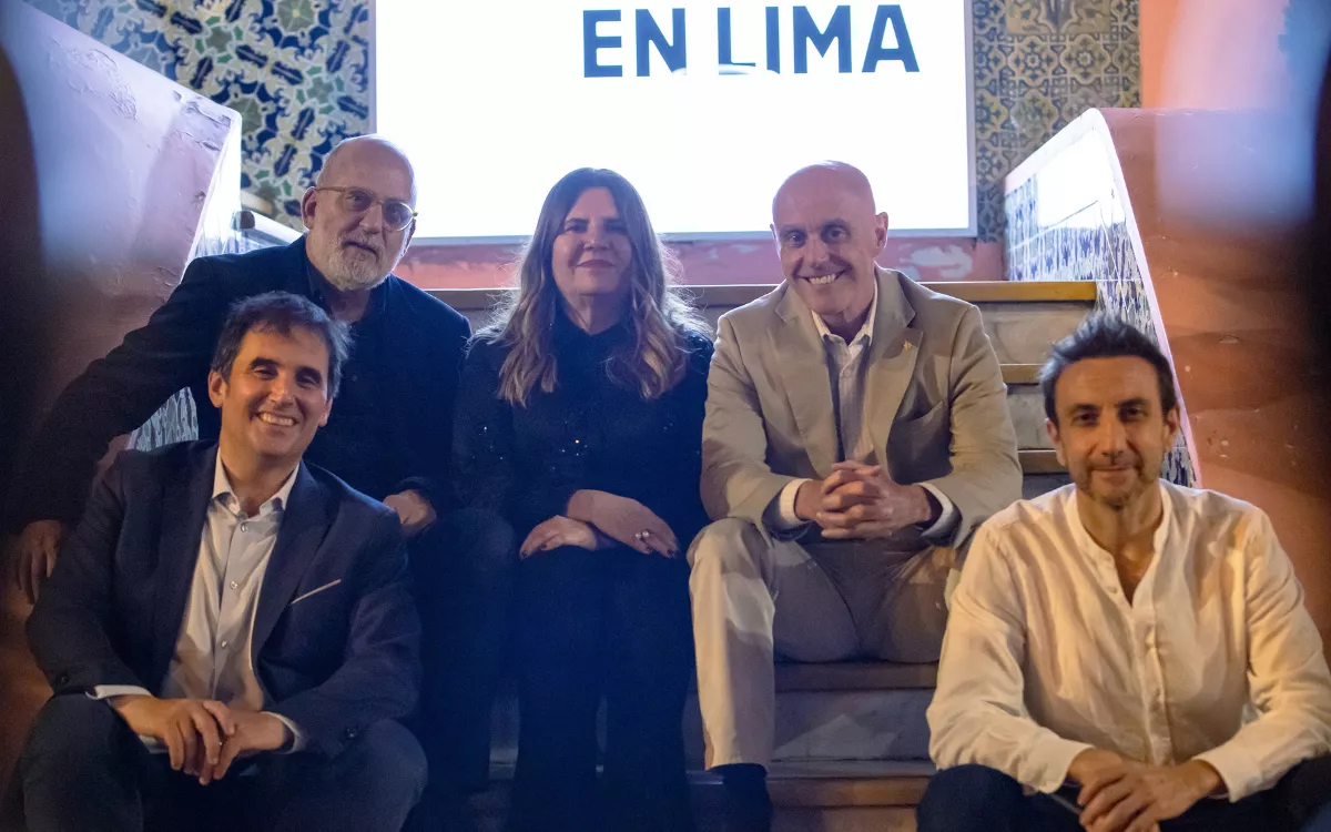 'Benito Pérez Buñuel' conquista Lima: Premio del Público en el 36 Festival de Cine Europeo. En la imagen, el equipo del filme. / AH