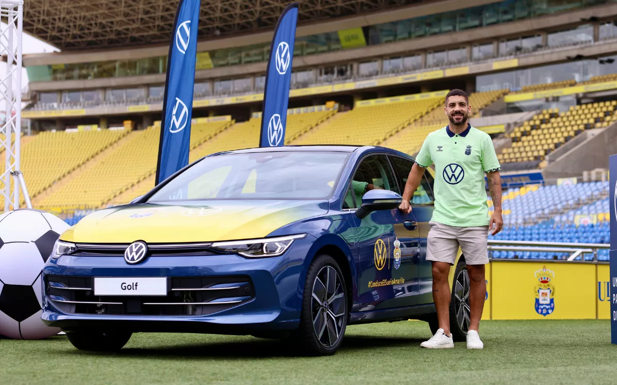 Volkswagen Canarias sortea un exclusivo Golf amarillo para los aficionados de la UD Las Palmas. En la imagen, Álex Suárez posa con el coche. / AH 