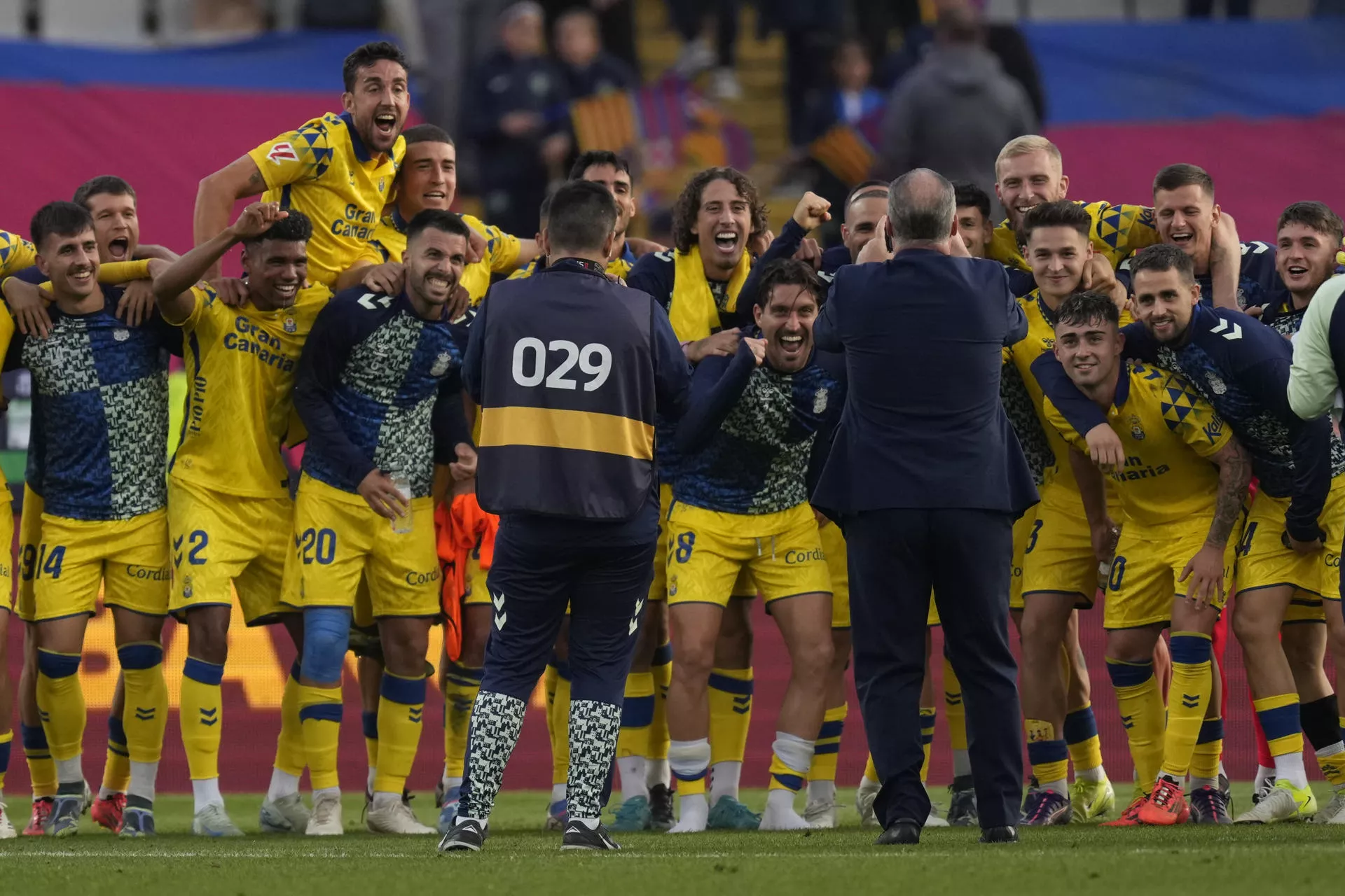 Los jugadores de Las Palmas celebran su victoria ante el Barcelona, tras el partido de LaLiga en el Estadio Olímpico Lluís Companys en Barcelona este sábado. / ENRIC FONTCUBERTA-EFE