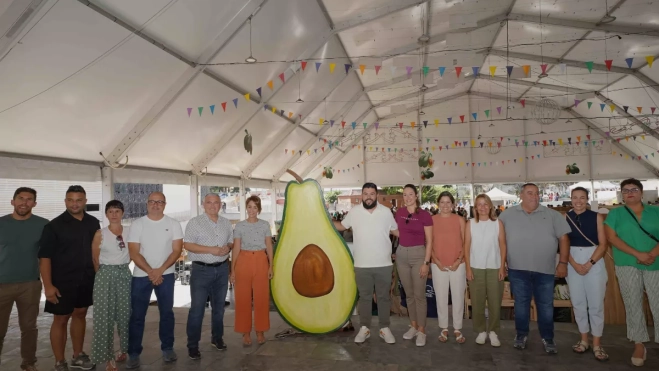 Onalia Bueno y parte de la corporación municipal en la Feria del Aguacate de Mogán. / AH