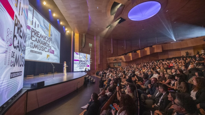 Vista general del público que llenó el recinto cultural majorero