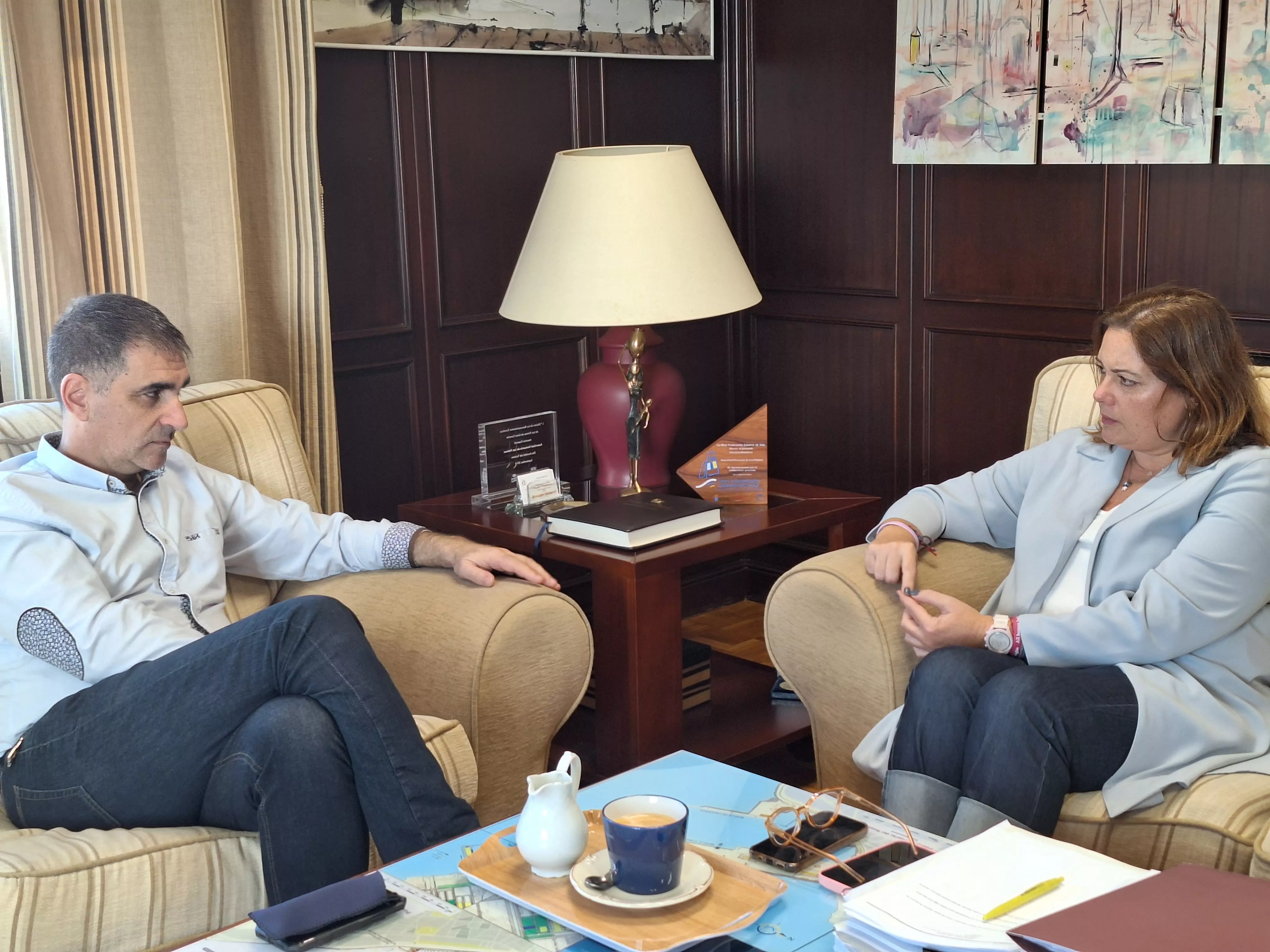 El director de Puertos Canarios, José Gilberto Moreno, durante su reunión con la presidenta de la APLP, Beatriz Calzada./ CEDIDA