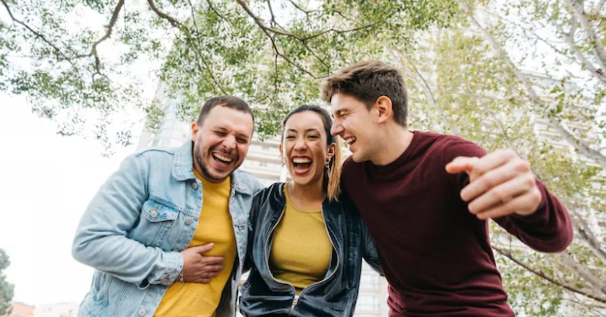 Imagen de amigos riendo / FREEPIK