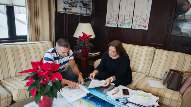 Artemis Casañas y Beatriz Calzada, en una reunión reciente para abordar las denuncias de Arrecife a los policías del puerto. / ATLÁNTICO HOY Artemis Casañas y Beatriz Calzada, en una reunión reciente para abordar las denuncias de Arrecife a los policías del puerto. / ATLÁNTICO HOY