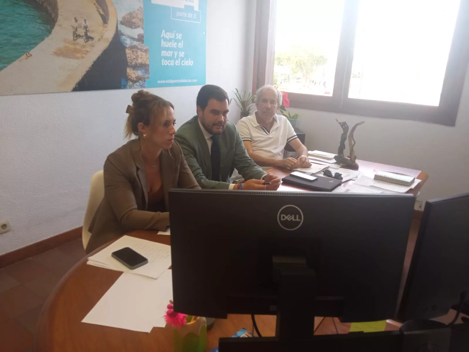 El alcalde, Leopoldo Afonso; la concejal de Turismo, Desirée Díaz, y el presidente del CIT, Juan José Hernández Melián,  en la reunión telemática / AYUNTAMIENTO DEL PUERTO DE LA CRUZ