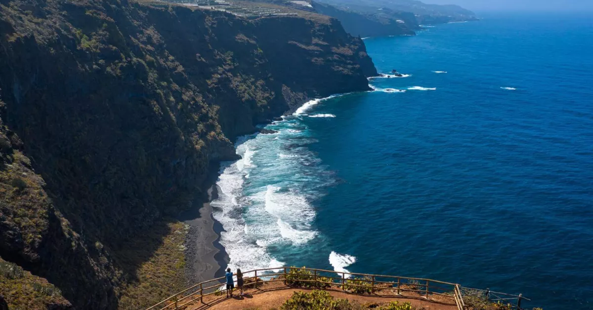 La playa de Nogales cubre una estrecha franja de litoral en el municipio de Puntallana y puede divisarse desde lo alto del mirador por el que se accede./ ISLAS CANARIAS.