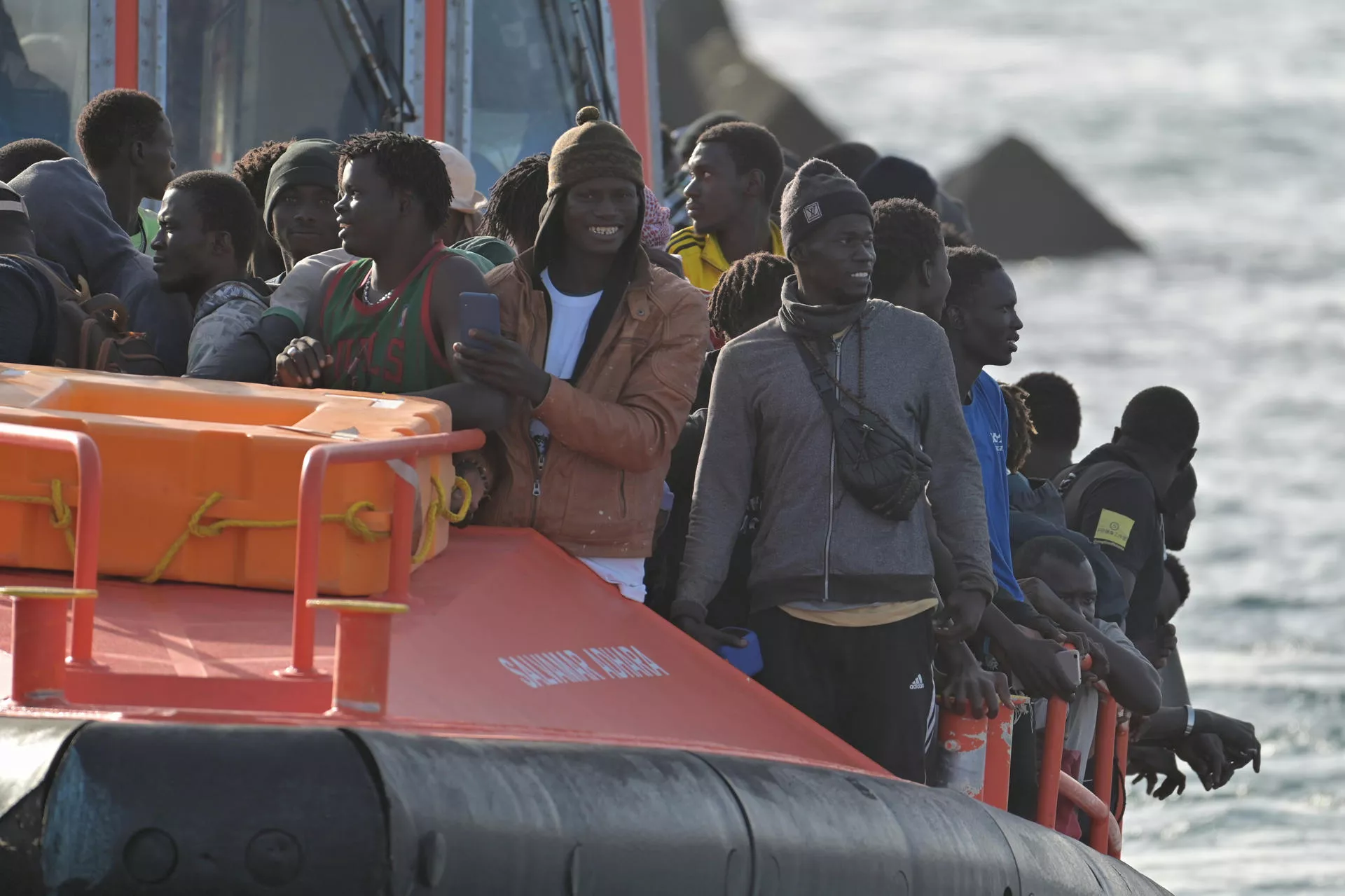 Foto de archivo de un grupo de migrantes rescatados por Salvamento Marítimo cerca de El Hierro. / GELMERT FINOL-EFE