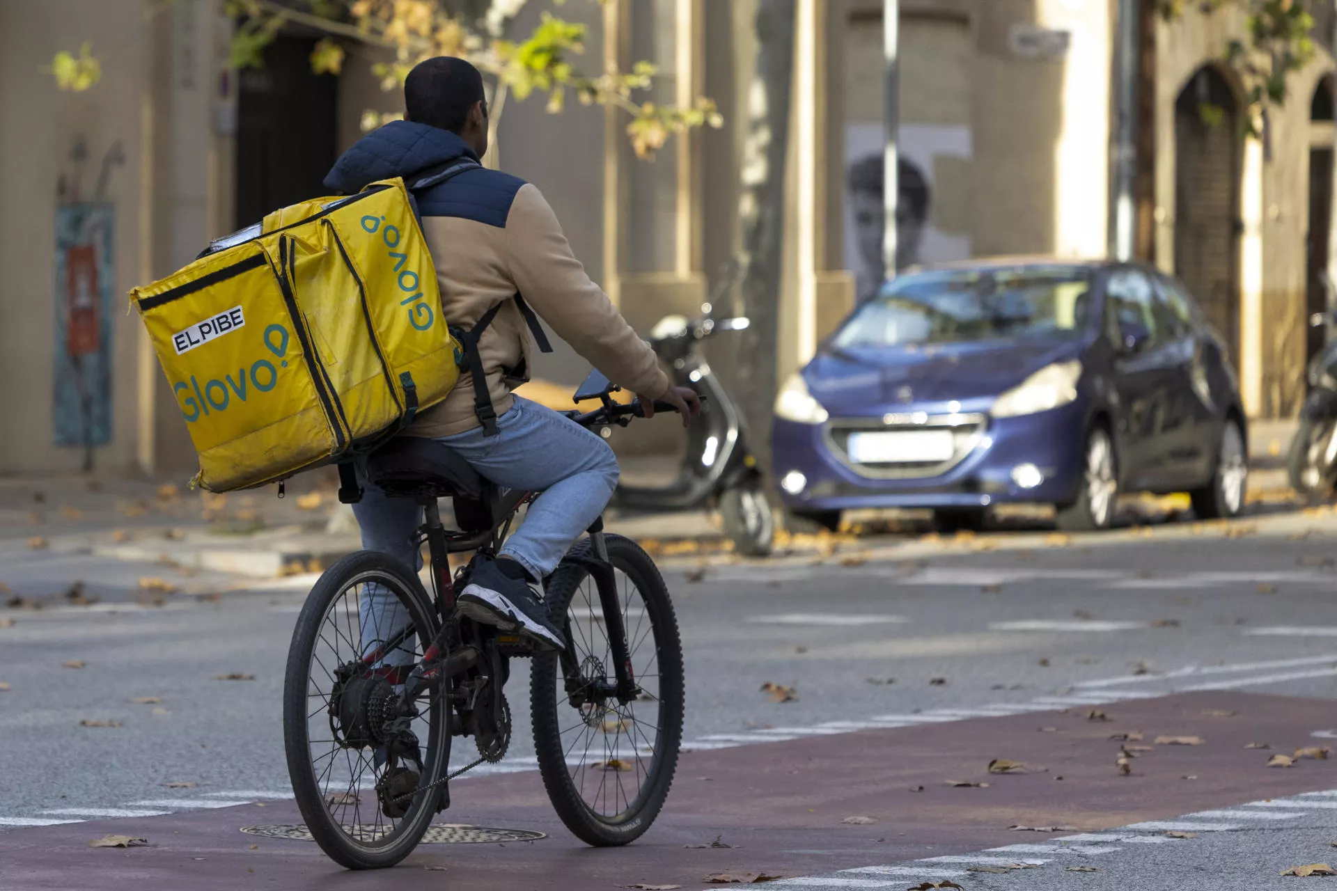 Glovo cambiará su modelo en Canarias: los 400 repartidores pasarán de autónomos a empleados. / MARTA PÉREZ-EFE