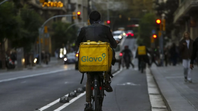 En la imagen, un repartidor de Glovo. / QUIQUE GARCÍA-EFE