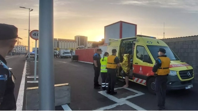 El Servicio de Urgencias Canario atiende al hombre rescatado del agua en el Puerto de Las Palmas. / ATLÁNTICO HOY