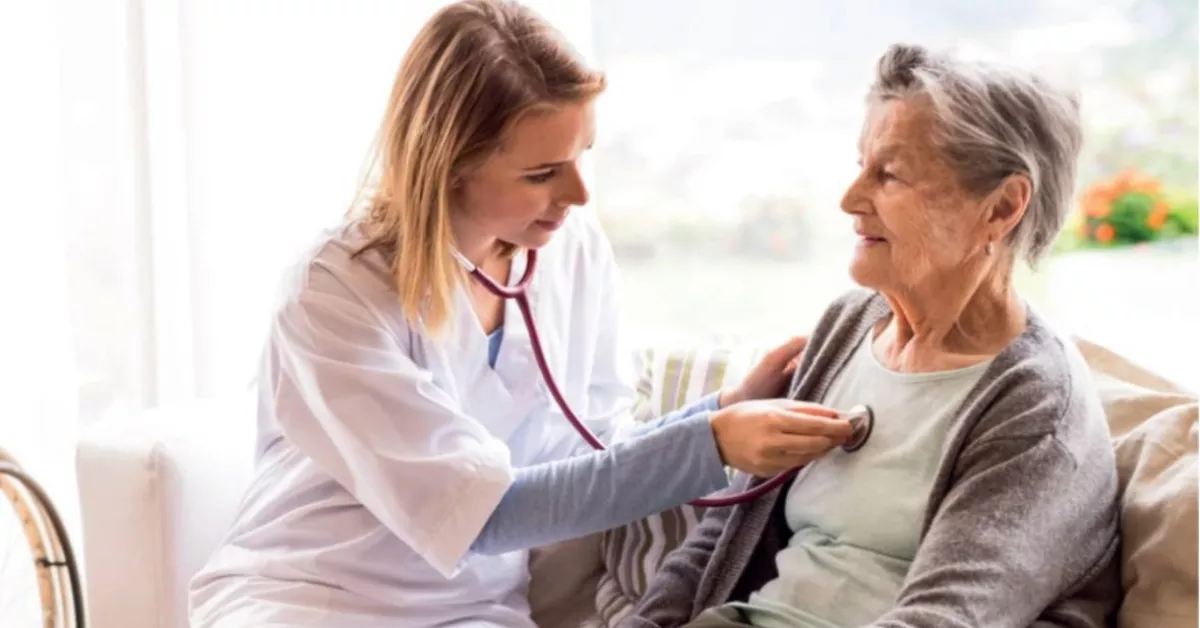Una doctora trata a una paciente mayor en su casa, en el marco de la hospitalización a domicilio./ ARCHIVO