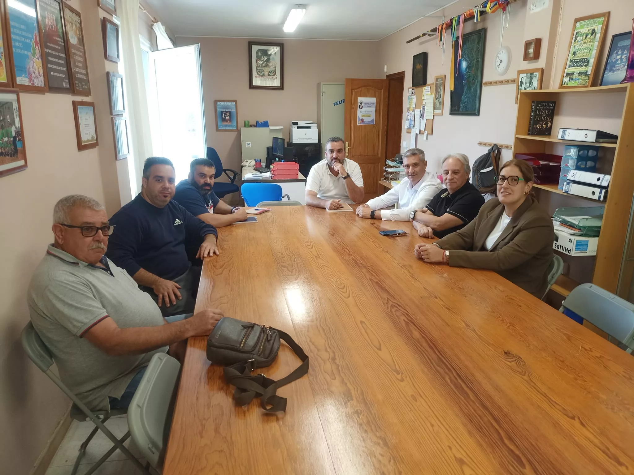 Reunión entre vecinos de Guamasa, el concejal Domingo Galván y el gerente de Atención Primaria, Jesús Delgado / AA.VV. GUAMASA