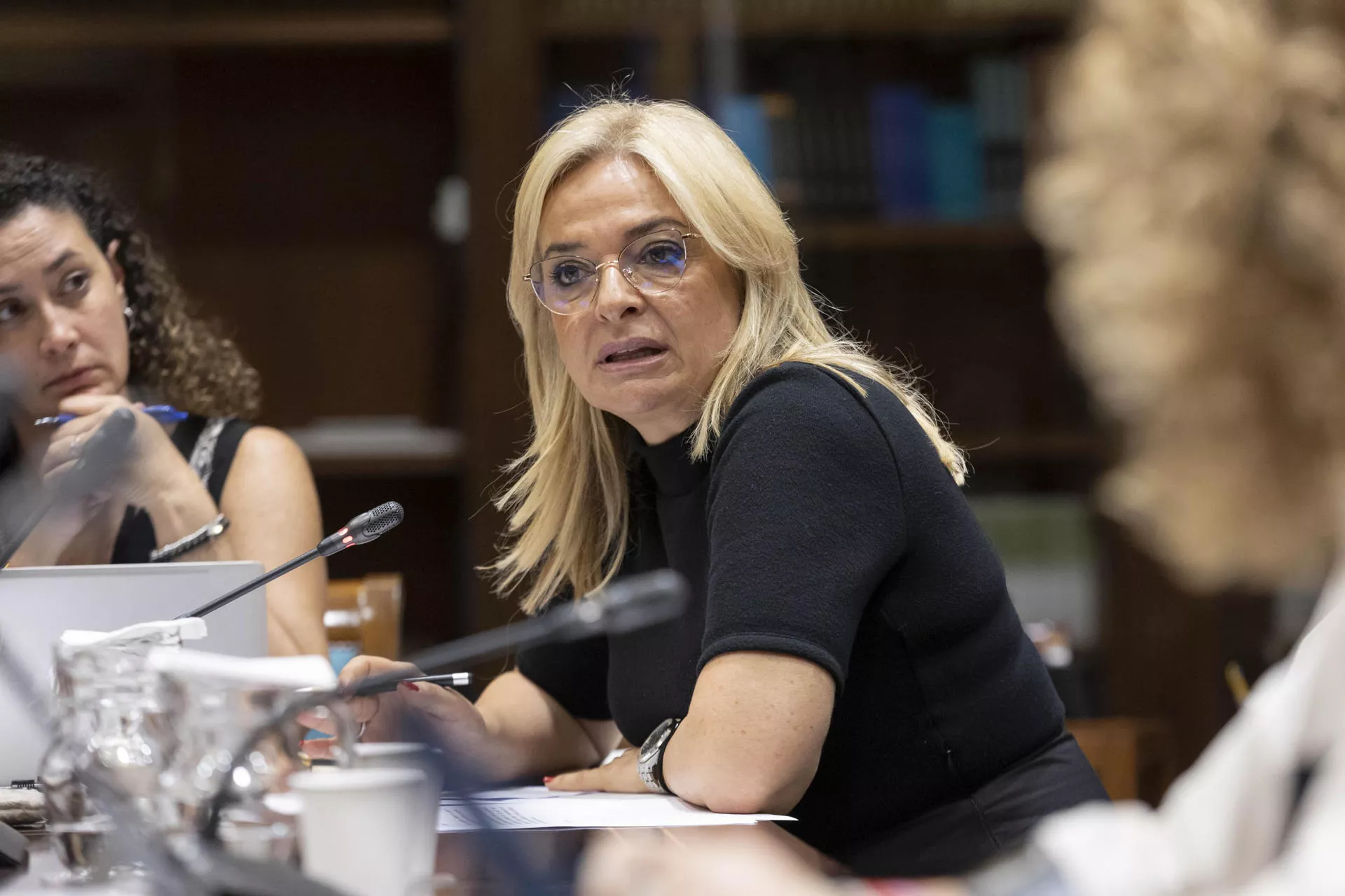 Aumentan los casos de gonorrea y clamidia en Canarias: jóvenes entre 15 y 34 años, los más afectados. Esther Monzón, consejera de Sanidad del Gobierno de Canarias, durante su comparecencia en el Parlamento. / MIGUEL BARRETO-EFE