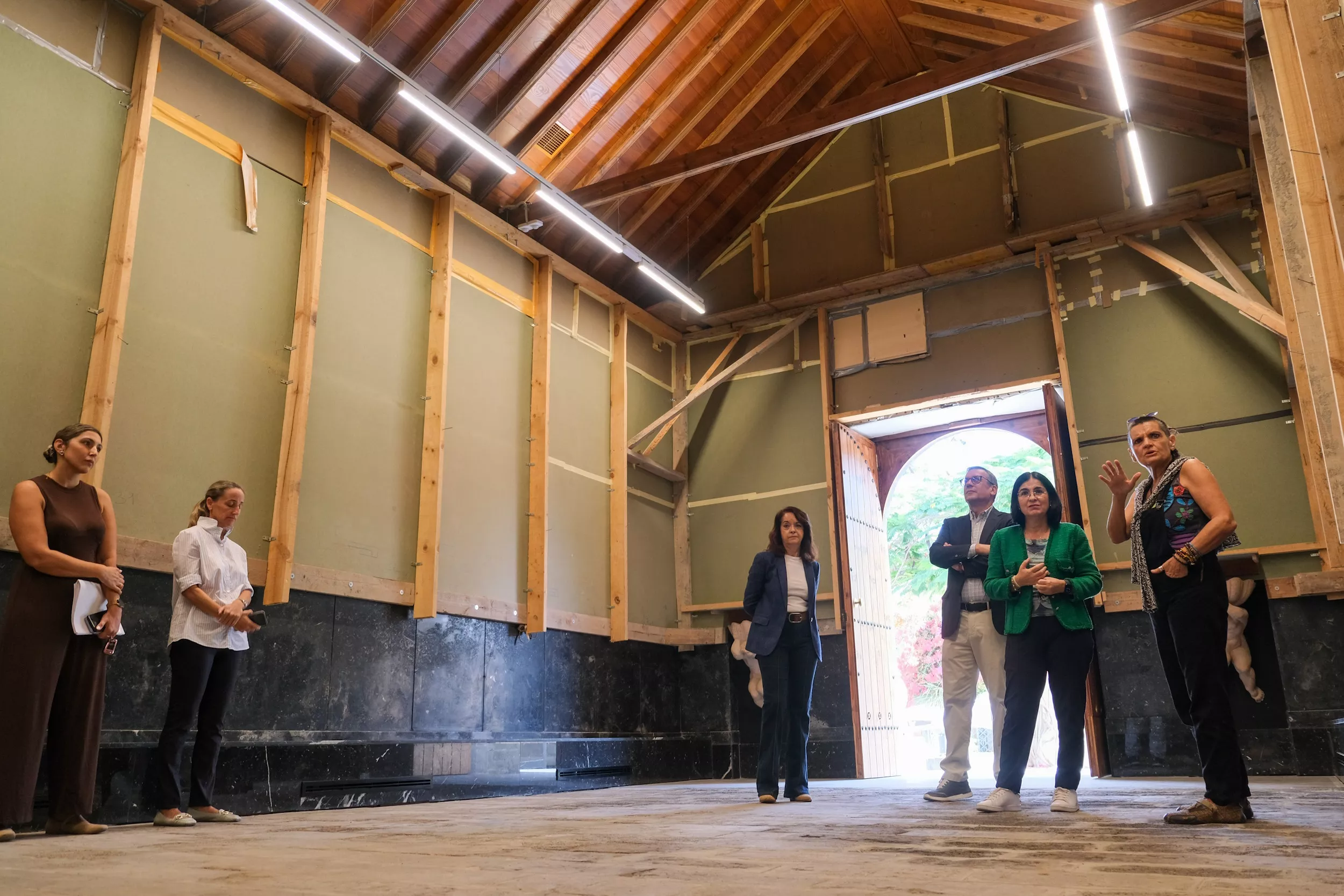 El Museo Néstor avanza hacia su renovación: licitan su rehabilitación por 3,5 millones de euros. En la imagen, Carolina Darias en la ermita de Santa Catalina en el Pueblo Canario. / AH