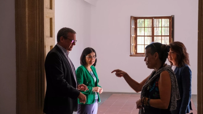 La alcaldesa de Las Palmas de Gran Canaria, Carolina Darias, y el concejal de Planificación, Desarrollo Urbano y Vivienda, Mauricio Roque, visitaron este martes la ermita de Santa Catalina en el Pueblo Canario. / AH