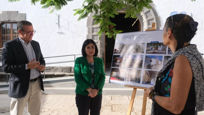 Darias y Roque ven las propuestas para la rehabilitación de la ermita de Santa Catalina y su entorno. / AH