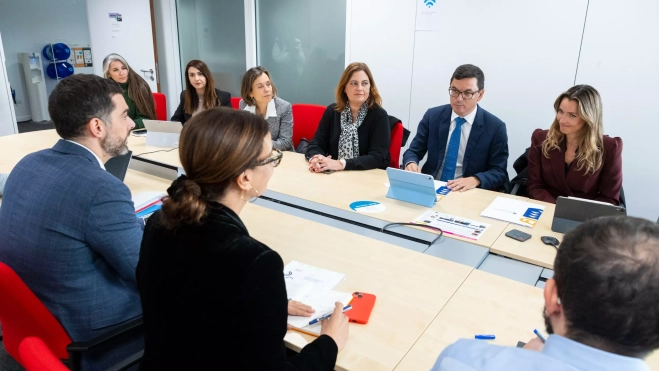 En la imagen, un instante de la reunión entre la comitiva canaria y representantes de la Comisión Europea. / AH