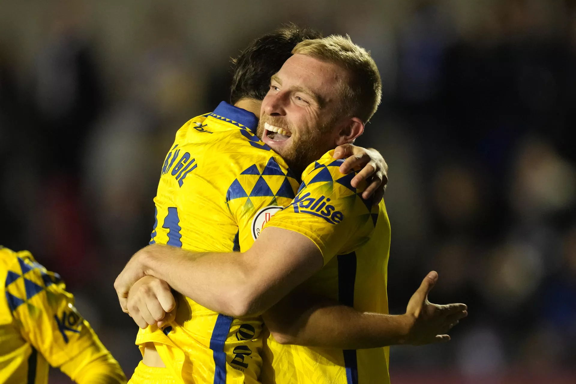 Oli McBurnie celebra el 1-2 de la UD Las Palmas contra el CE Europa. / ENRIC FONTCUBERTA-EFE