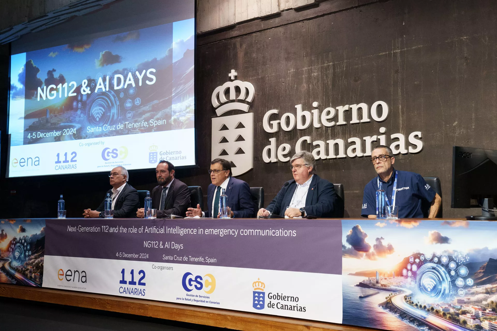 El consejero de Política Territorial, Manuel Miranda (c); el presidente de la EENA, Demetrios Pyrros (2d); el viceconsejero de Emergencias, Marcos Lorenzo (2i); el director 112 Canarias, Moisés Sánchez (d) y el gerente GSCC, Luis Cabrera (i)./ EFE