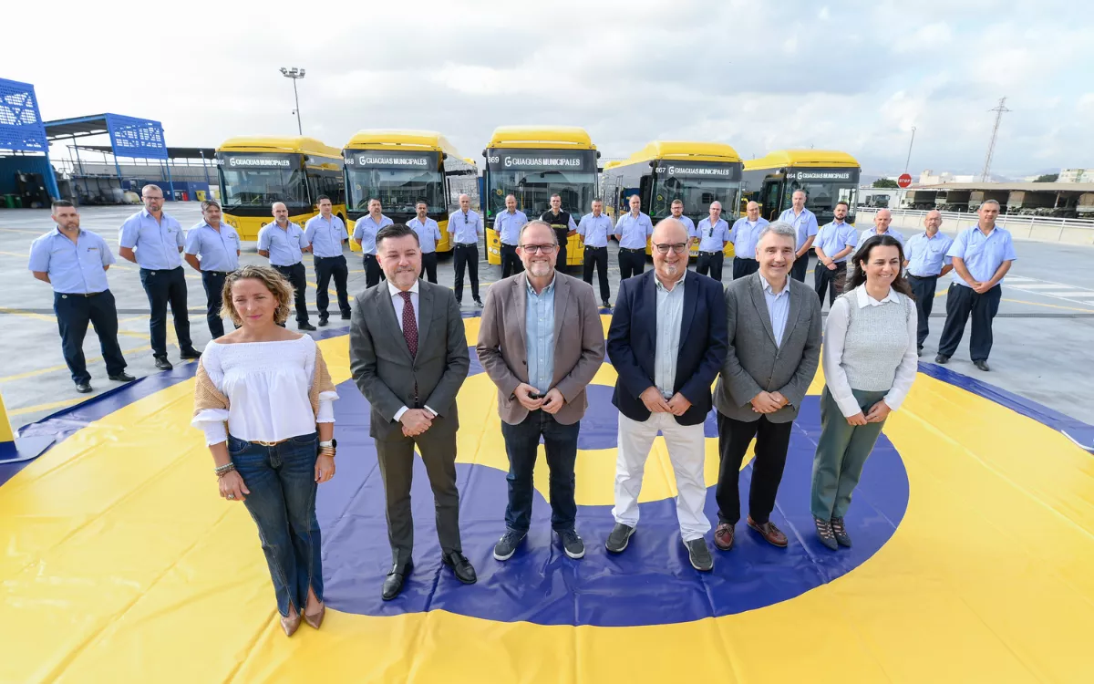 Guaguas Municipales suma 12 nuevos vehículos y 83 conductores para reforzar el transporte público. En la imagen, Gemma Tor, Teodoro Sosa, José Eduardo Ramírez, Miguel Ángel Rodríguez, Alberto Liñares y Yurena Vega. / AH