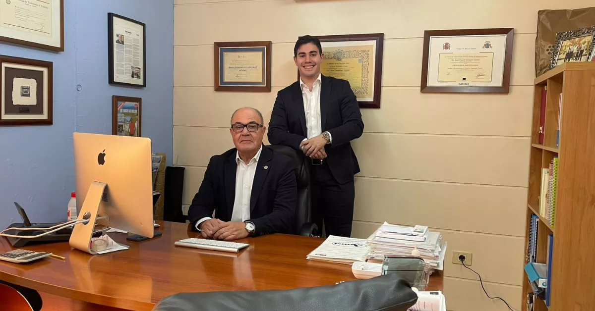 A la derecha, Ángel Domínguez junto a su padre, a la izquierda, fundador de la empresa / ADOM