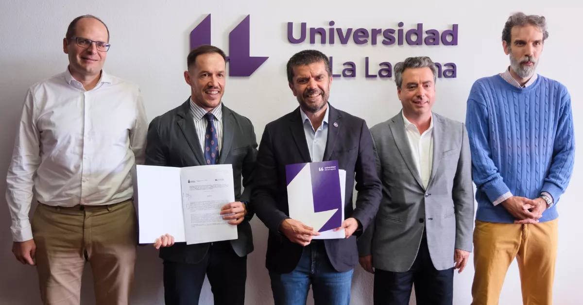 El consejero de Transición Ecológica del Gobierno de Canarias, Mariano Hernández Zapata (2i); el rector la Universidad de La Laguna (ULL), Francisco García (3i), y el coordinador del Grupo de Observación de la Tierra y la Atmósfera (GOTA), Juan Pedro Díaz (2d). / EFE