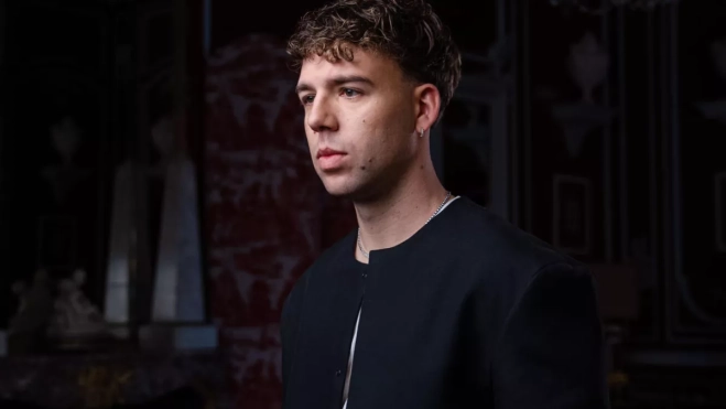 El cantante y compositor español, Quevedo, posa durante la entrevista con Efe en Madrid. / DANIEL GONZÁLEZ-EFE El cantante y compositor español, Quevedo, posa durante la entrevista con Efe en Madrid. / DANIEL GONZÁLEZ-EFE