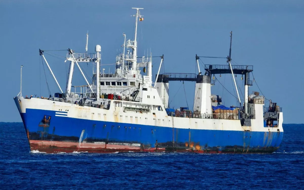 Imponen 250.000 euros de multa al pesquero 'Marchal Krylov' por un vertido de fuel en el Puerto de Las Palmas. / NICOLÁS AROCHA