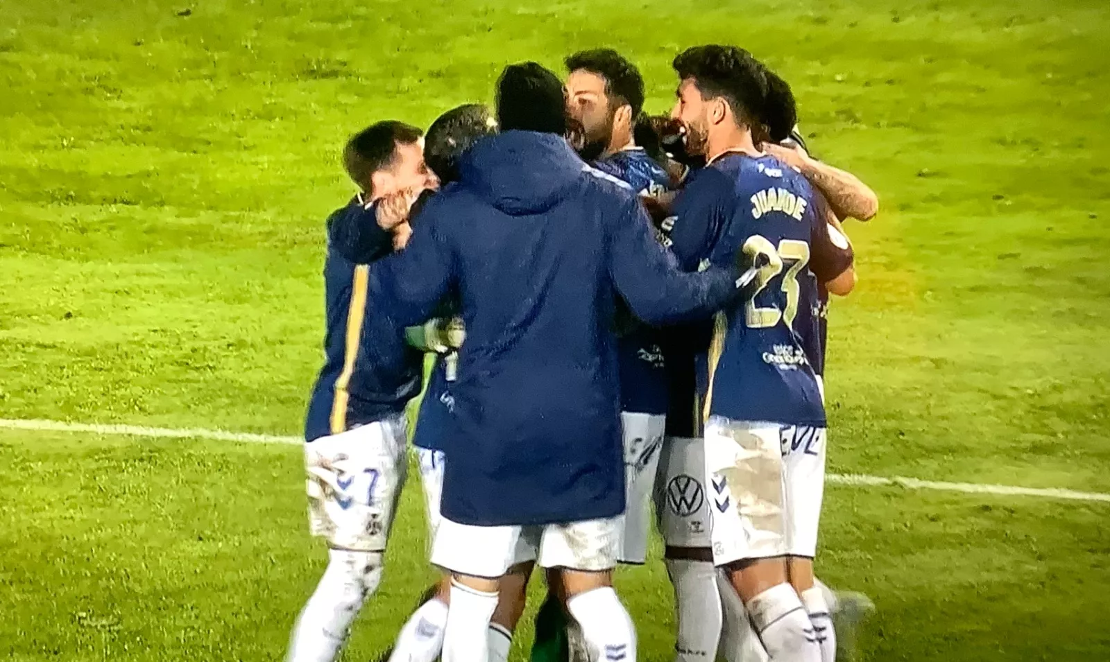 Los jugadores del CD Tenerife celebran el pase ante el Zamora./