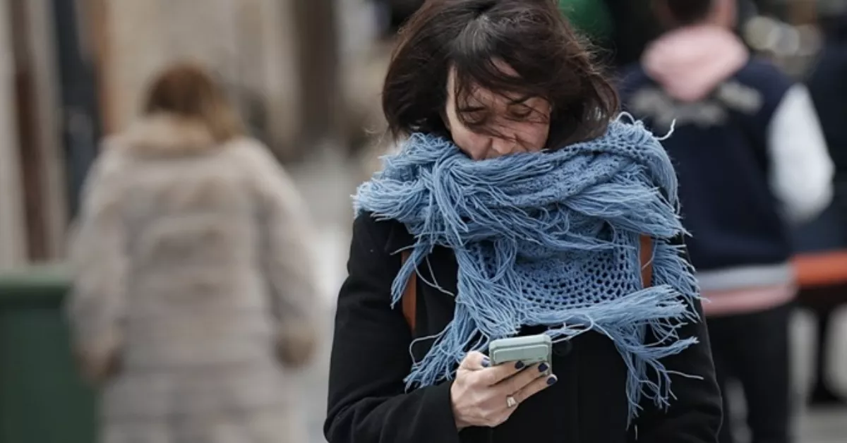 Imagen de una persona con abrigo / EFE