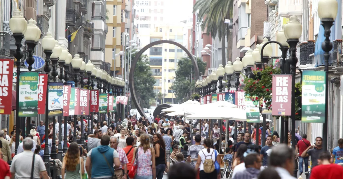 Imagen de personas en Las Palmas de Gran Canaria en Canarias/ EFE