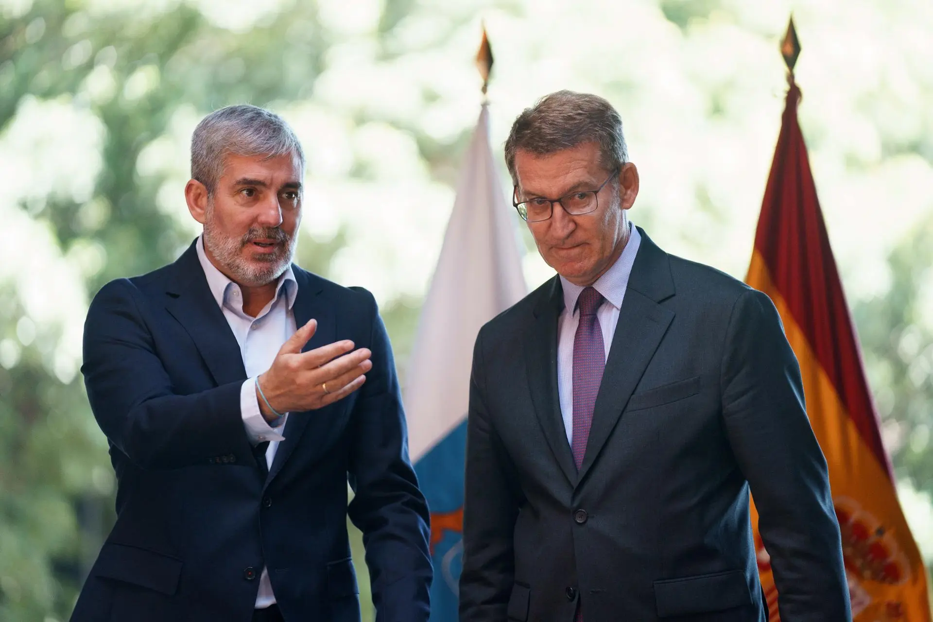 Imagen de archivo del presidente del Gobierno de Canarias, Fernando Clavijo (i), y el presidente del PP, Alberto Núñez Feijóo (i), tras reunirse en Santa Cruz de Tenerife dentro de una ronda de encuentros con dirigentes autonómicos. / EFE - RAMÓN DE LA ROCHA