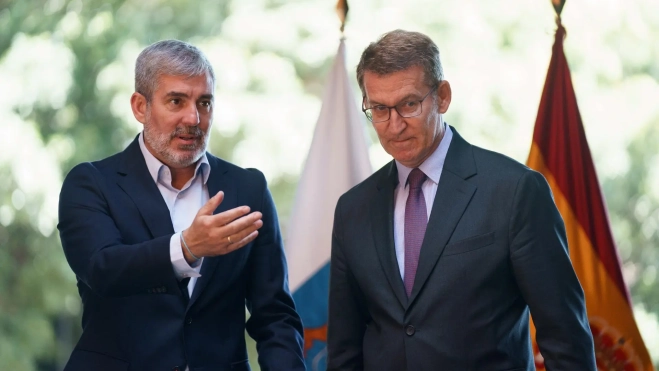 Imagen de archivo del presidente del Gobierno de Canarias, Fernando Clavijo (i), y el presidente del PP, Alberto Núñez Feijóo (i), tras reunirse en Santa Cruz de Tenerife dentro de una ronda de encuentros con dirigentes autonómicos. / EFE - RAMÓN DE LA ROCHA