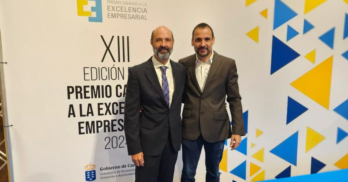 Salvador Galván, a la izquierda de la imagen, durante los Premios a la Excelencia Empresarial / CEDIDA