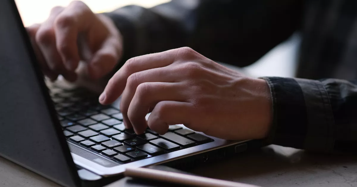 Persona trabajando con el ordenador / AH