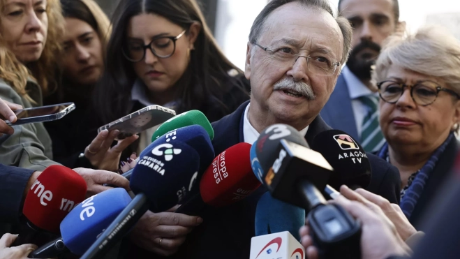 El presidente de la Ciudad Autónoma de Ceuta, Juan Jesús Vivas, en declaraciones a su llegada a la reunión. / SERGIO PÉREZ-EFE