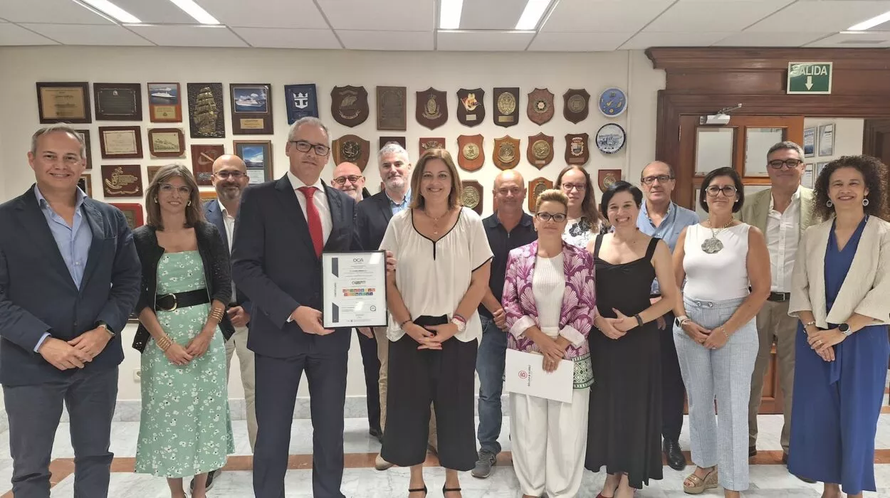 Javier Climent y Beatriz Calzada, en el centro, con el certificado que acredita los 17 ODS de la ONU para 2030. / ATLÁNTICO HOY