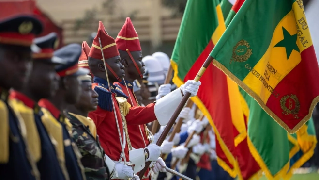El Sahel en disputa: la salida de Francia, el avance de Rusia y el impacto para Canarias. Tropas senegalesas conmemoran el 80 aniversario de la matanza de Thiaroye. / EFE