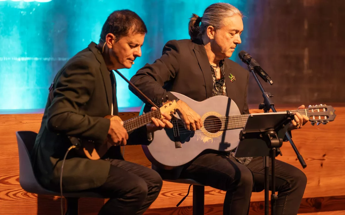 Canarias celebra la Navidad con el 30 aniversario del villancico 'Una sobre el mismo mar'. En la imagen, Benito Cabrera y José Manuel Ramos. / AH