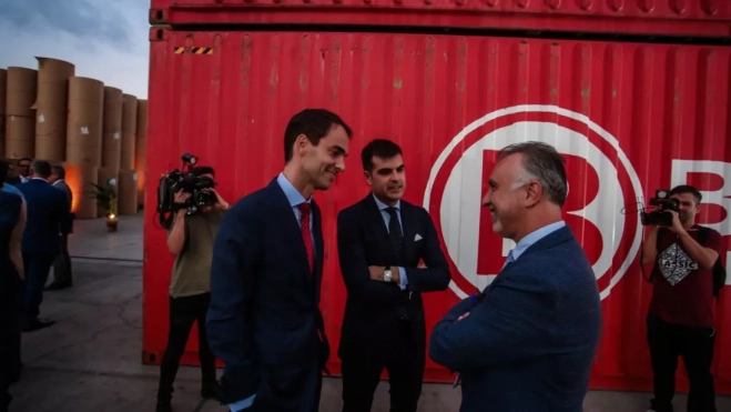 Germán Suárez habla con Ángel Víctor Torres en la presentación de Boluda & Suárez. / ATLÁNTICO HOY
